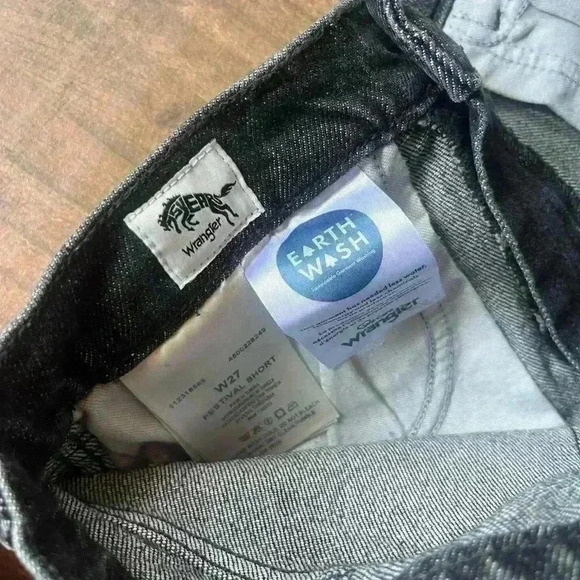 WRANGLER WOMEN'S FESTIVAL SHORTS size 27 - Picture 3 of 5